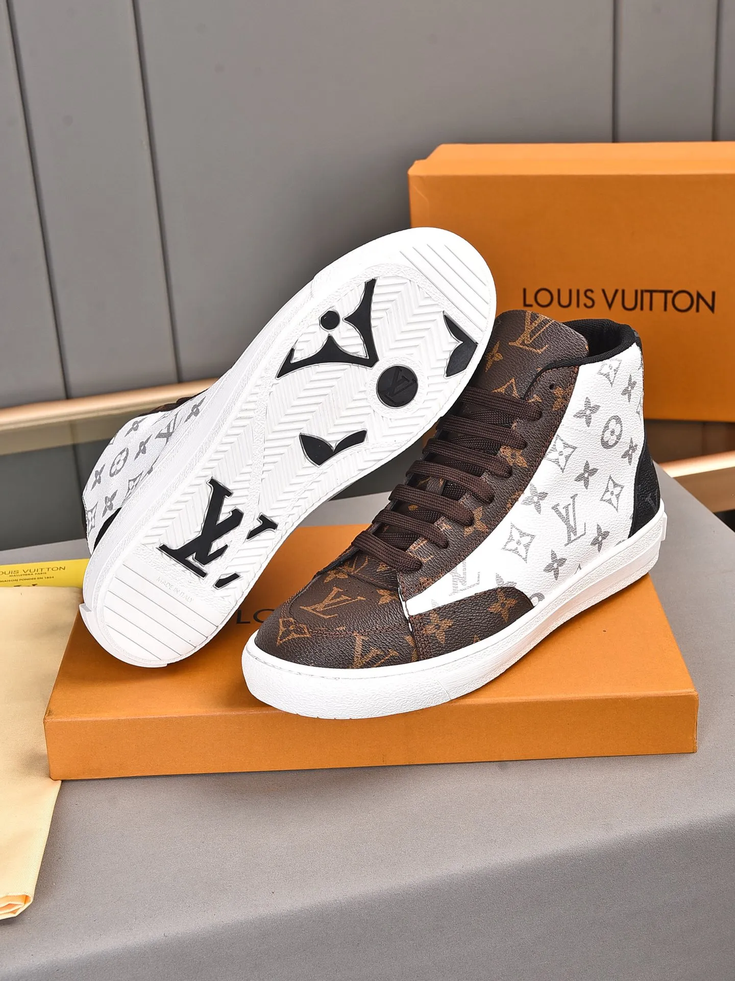 💰💰💰P440 [Latest LV high-top model] New casual Korean-style men's shoes, new autumn and winter design, perfect workmanship, cabinet quality, upper PVC material, breathable mesh lining; soft and comfortable, original rubber outsole super light Wear-resistant, simple, versatile fashion men's shoes, bright colors Two colors available Size 38--44 (45 46 customized)